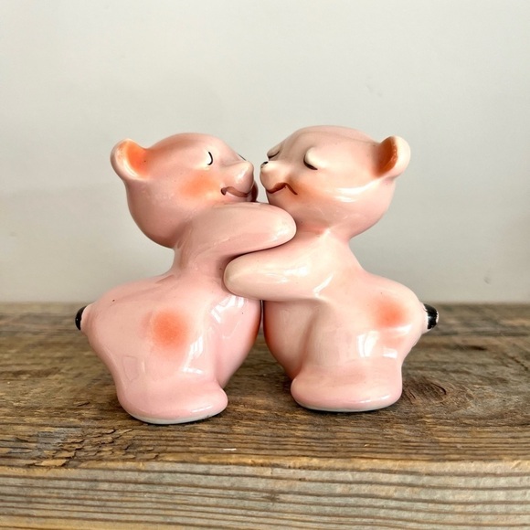 Other - Van Tellingen bears hugging salt and pepper shakers